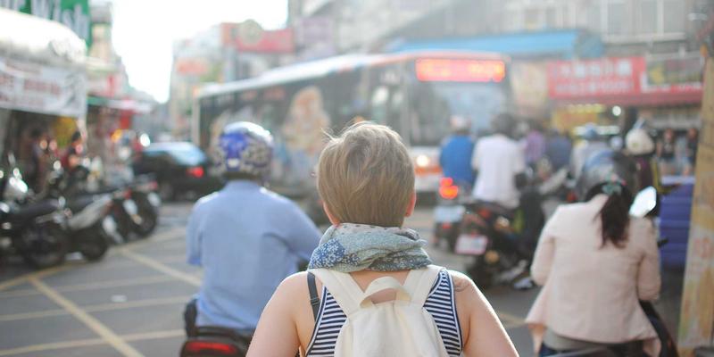 工业化学品选材指南：深度解析PEEK与PI特种工程塑料的性能差异与应用场景 | 广州化工视角